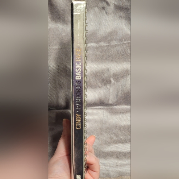 Cindy Crawford's Basic Face: A Makeup Workbook - Hardcover 1996 - Picture 3 of 8